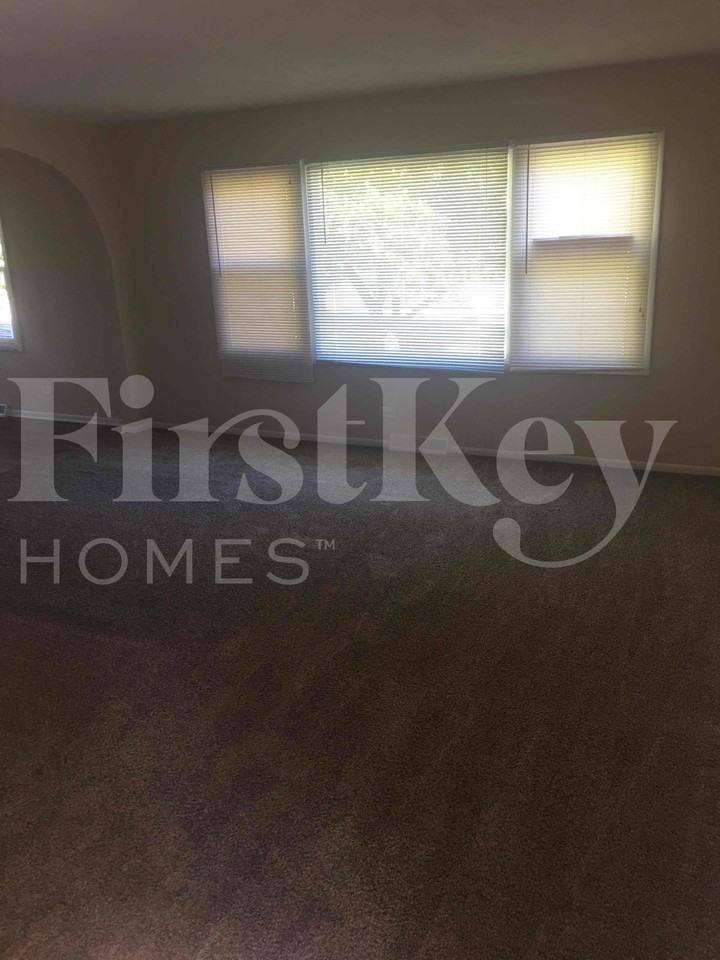 410 S Villa Ave - Photo 2 of 21