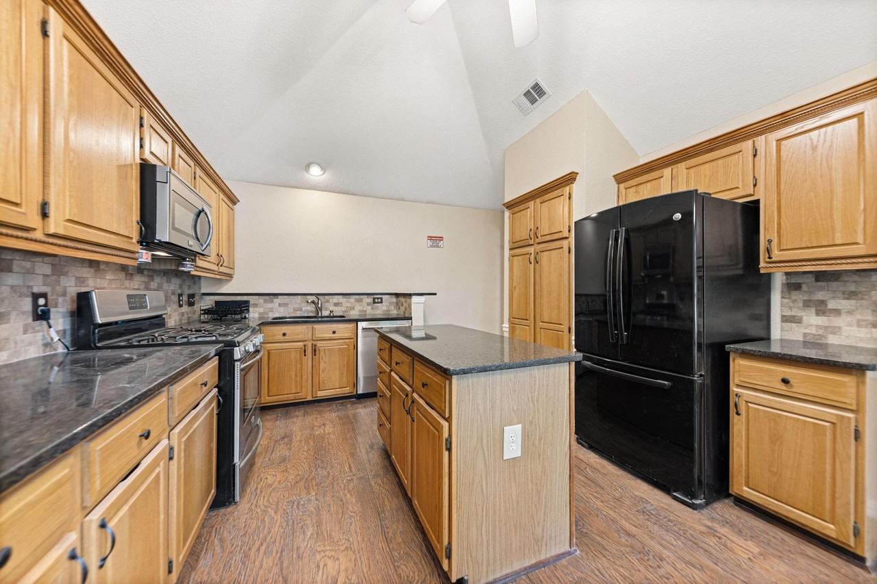 Debbie Cir - Photo 7 of 24