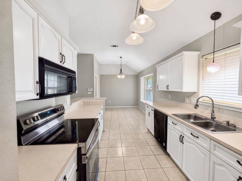 7601 King Arthur Rd - Photo 4 of 18
