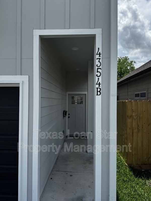 4354 Clover St #B - Photo 2 of 3