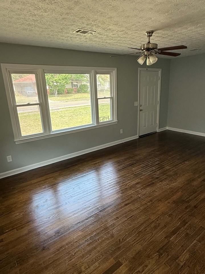 2704 4th Ave - Photo 2 of 12