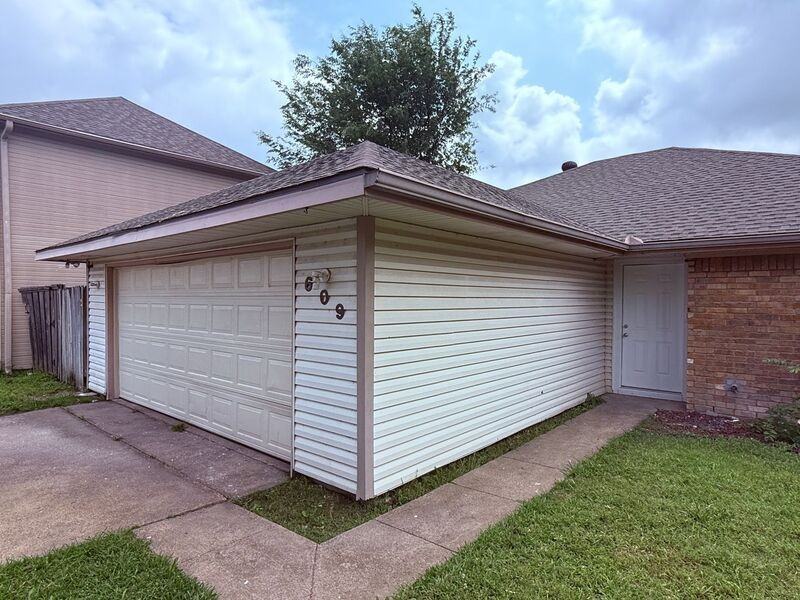 609 Trout St - Photo 2 of 22