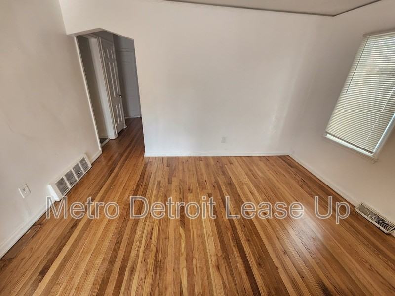 20110 Northlawn St - Photo 2 of 9