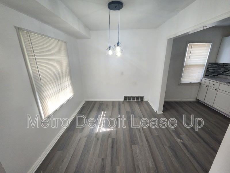 20110 Northlawn St - Photo 3 of 9