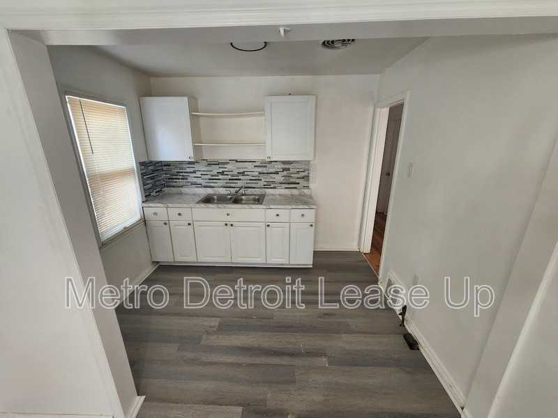 20110 Northlawn St - Photo 5 of 9