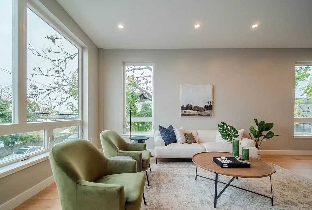 243 Condor St - Photo 3 of 8