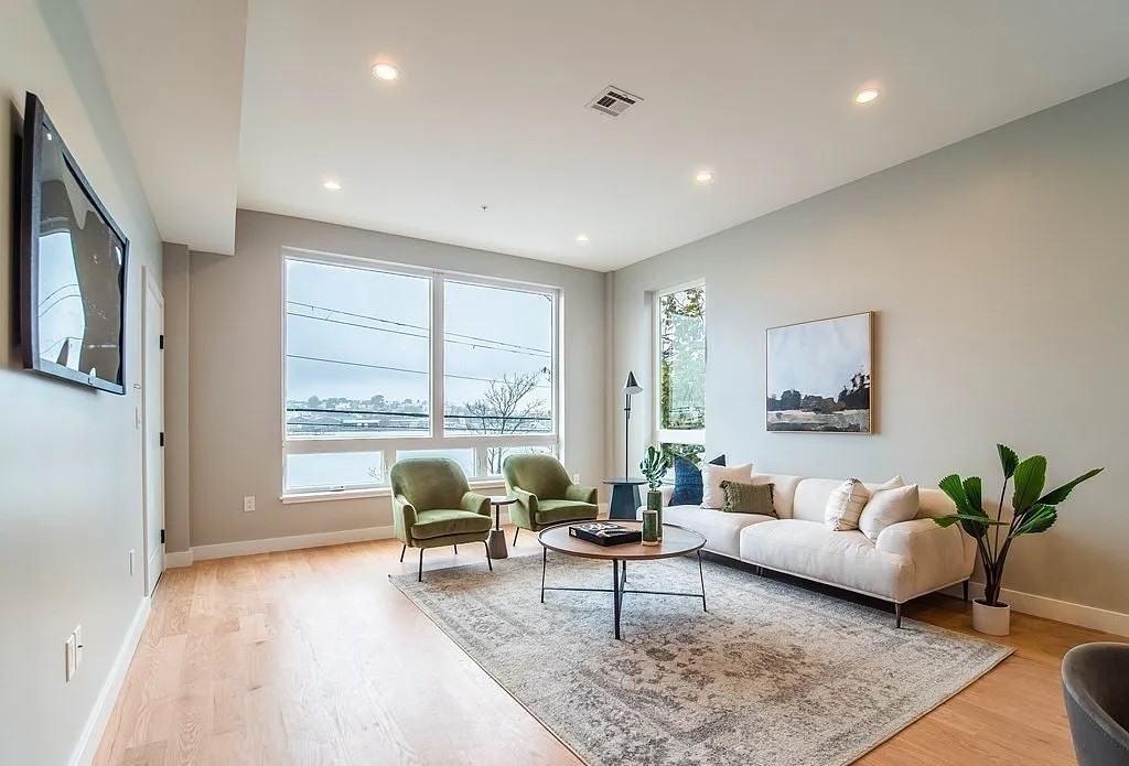 243 Condor St - Photo 4 of 8