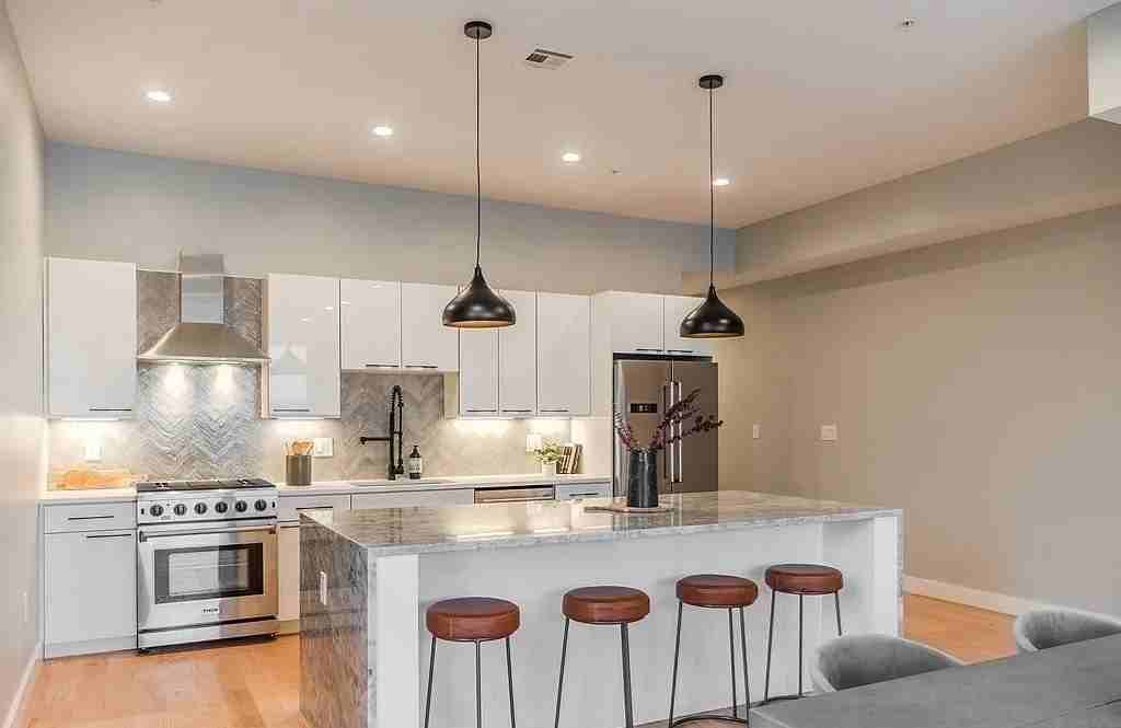 243 Condor St - Photo 6 of 8