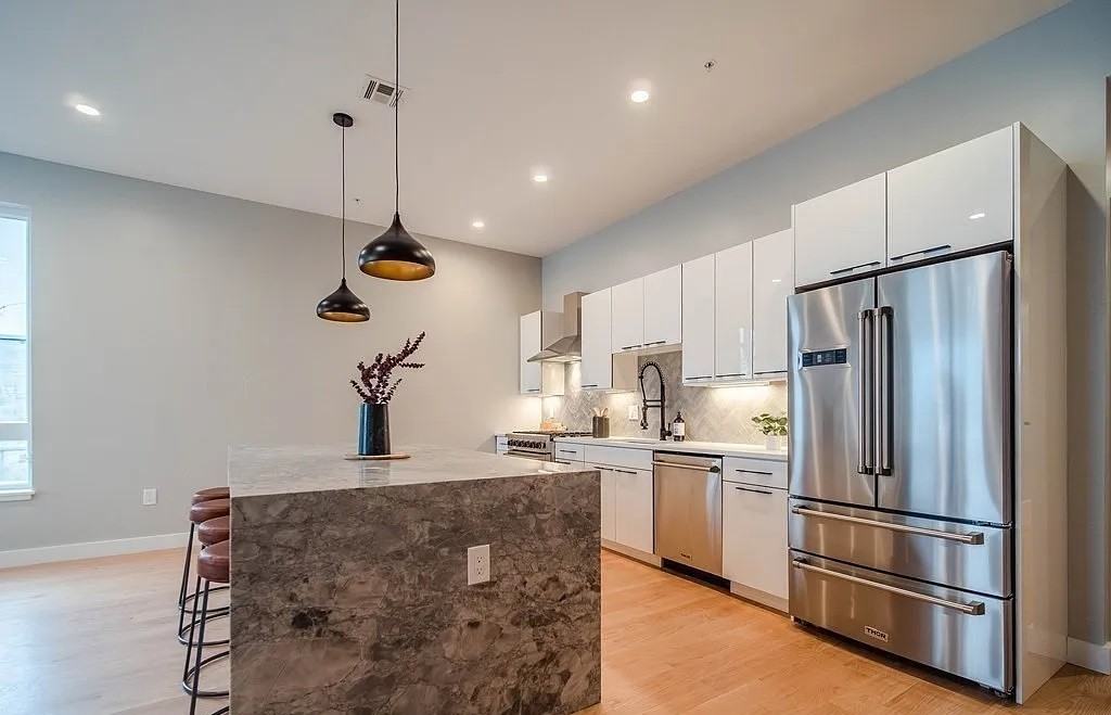 243 Condor St - Photo 7 of 8