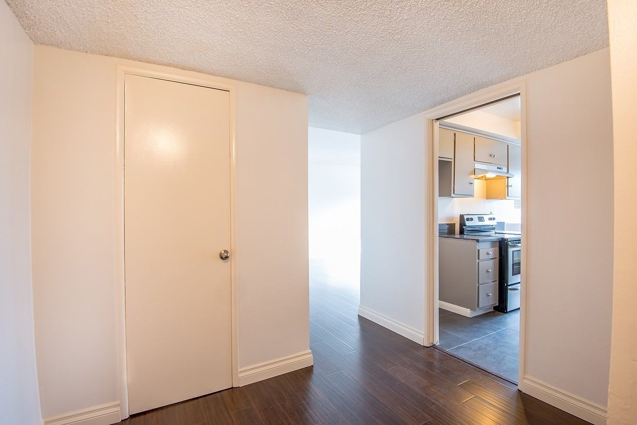 5118 De Longpre - Photo 3 of 29