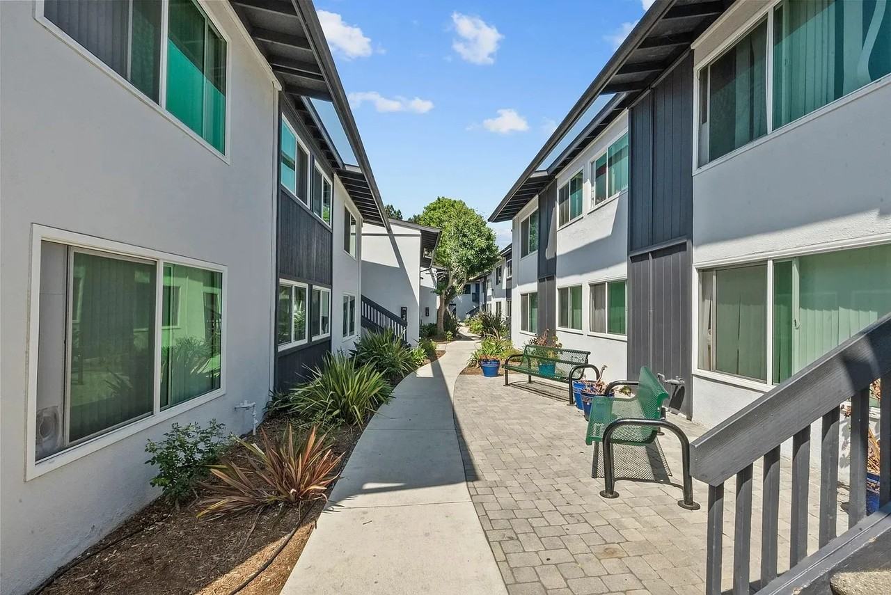 520 W Carrillo St - Photo 3 of 12