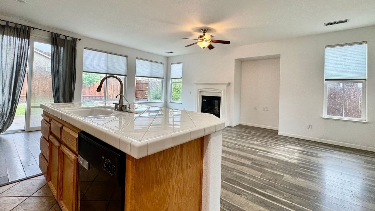 1536 Alicia Way - Photo 4 of 36