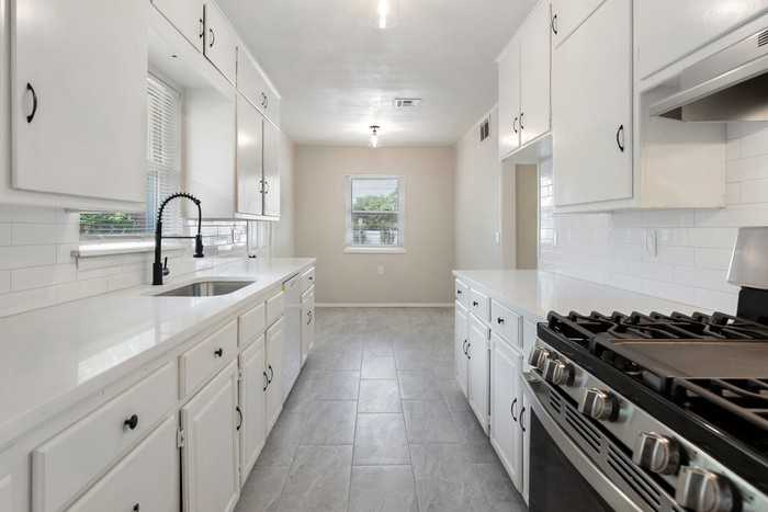 730 N College St - Photo 2 of 22