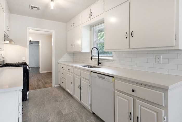 730 N College St - Photo 3 of 22