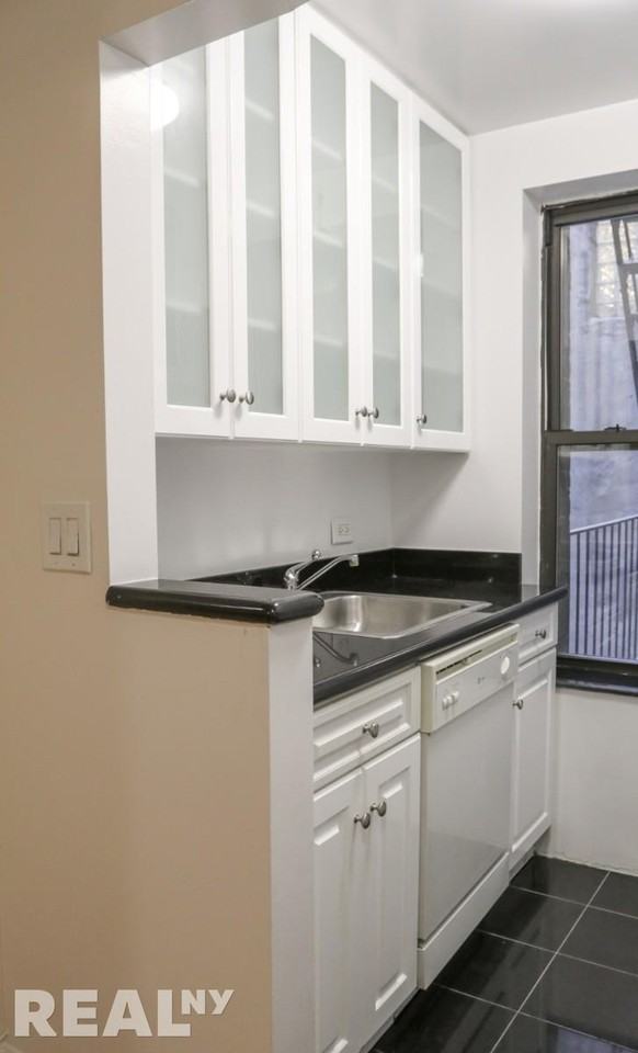 E 46th St #5D - Photo 3 of 6