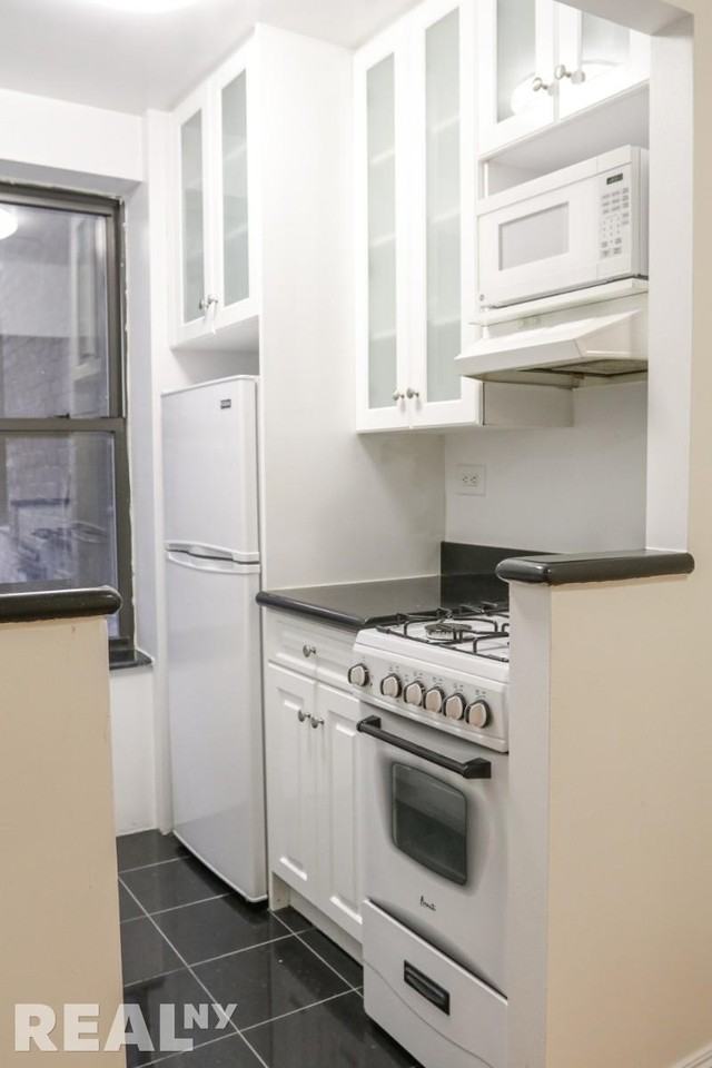 E 46th St #5D - Photo 4 of 6