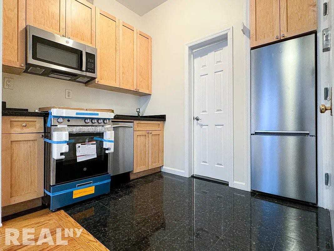 W 55th St #4A - Photo 2 of 3