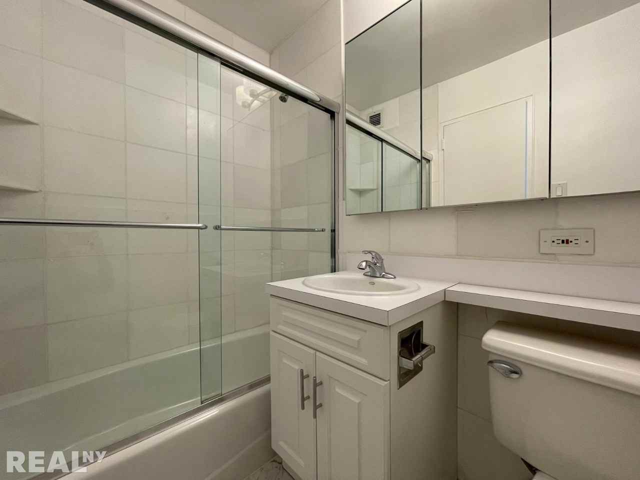 8th Ave #4L - Photo 4 of 7