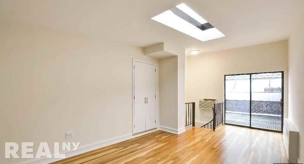 Astor Pl #PHD - Photo 3 of 5