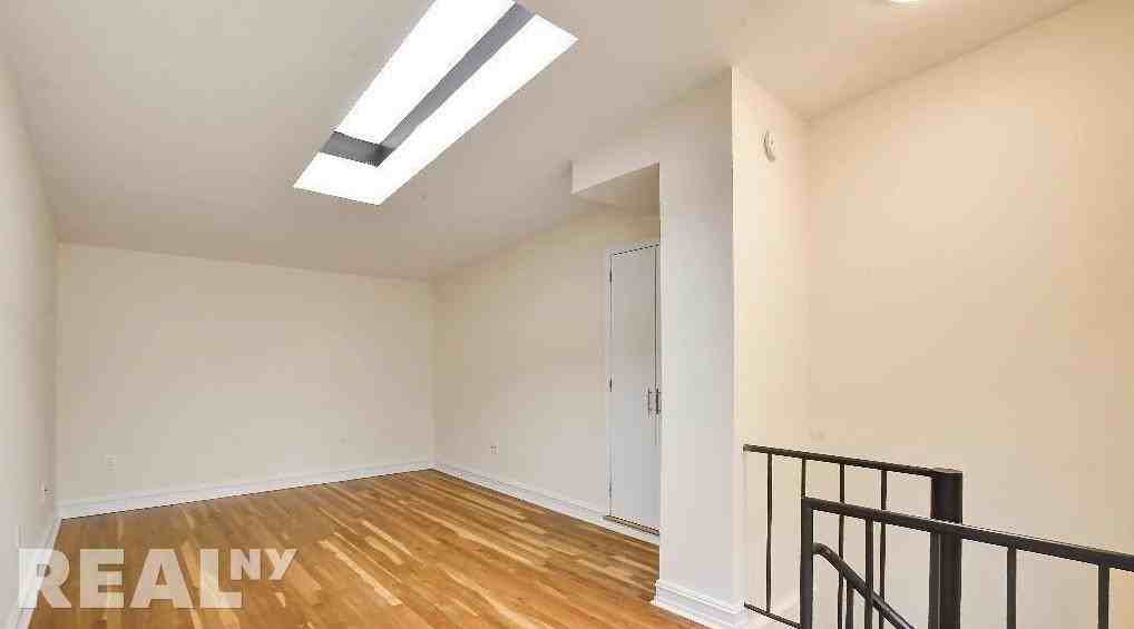 Astor Pl #PHD - Photo 4 of 5