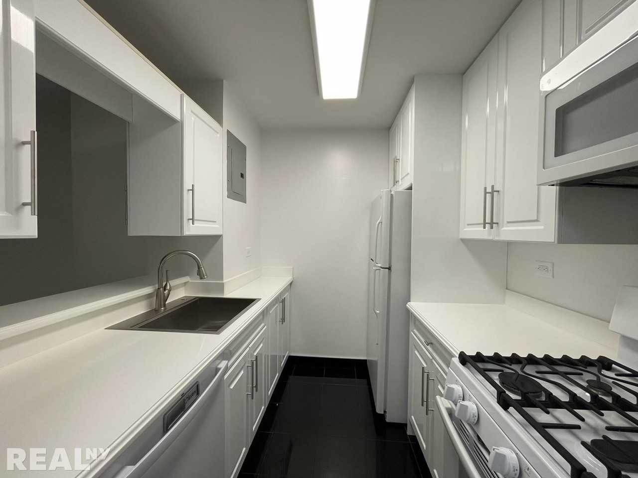 E 71st St #23F - Photo 3 of 6
