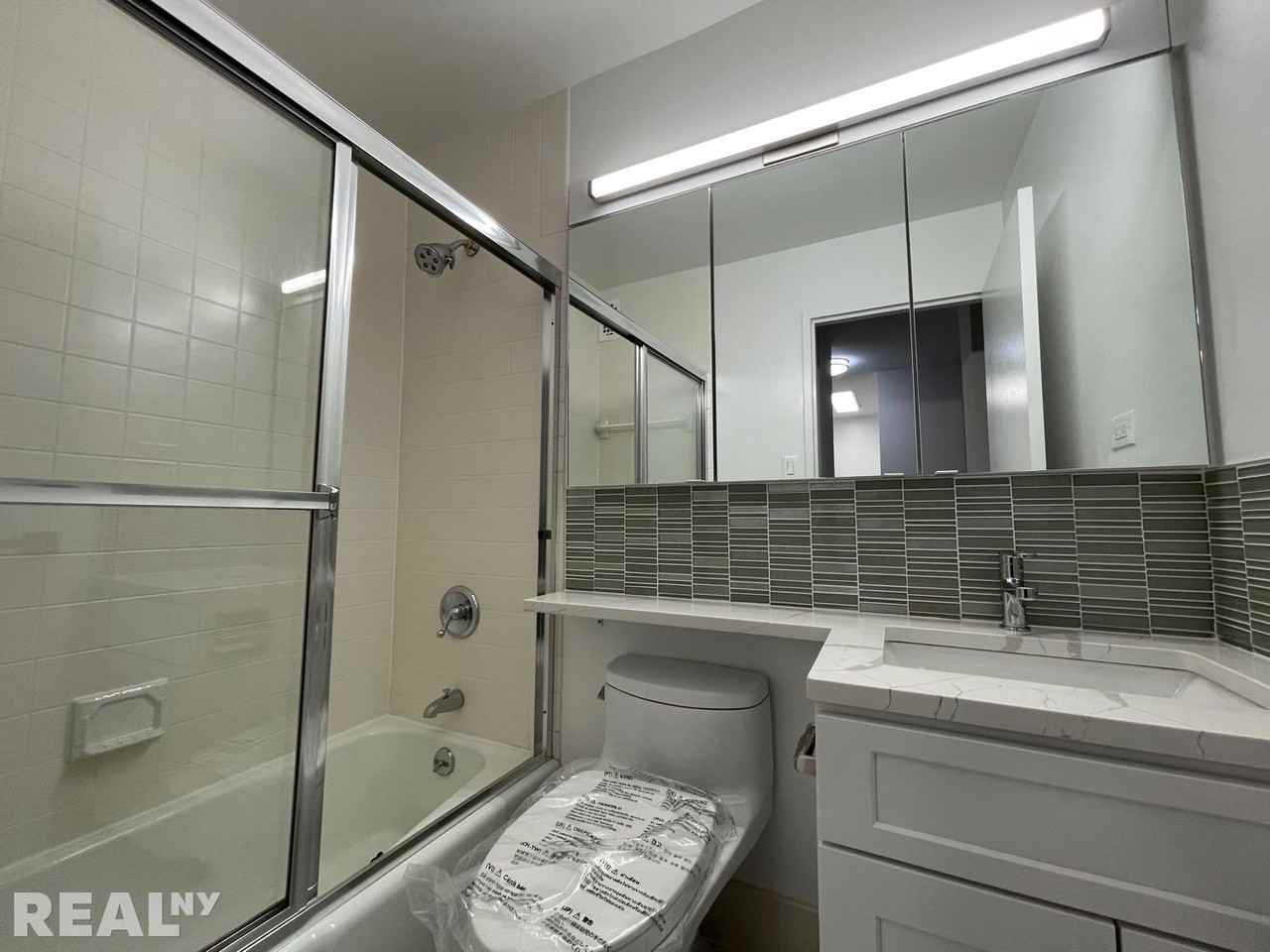 E 71st St #23F - Photo 4 of 6