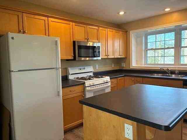 2166 Pennsylvania Ave #35 - Photo 6 of 23