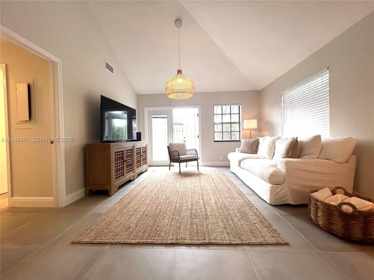 13473 Fountain View Blvd #1 - Photo 5 of 31