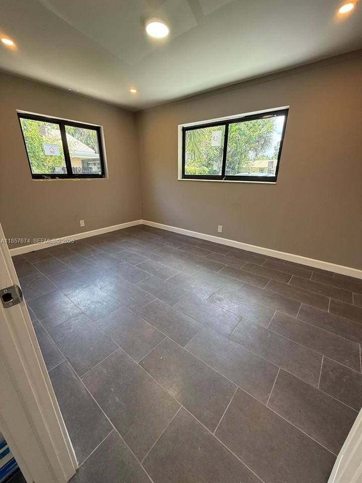 2929 Sw 19th St #1-2 - Photo 5 of 5