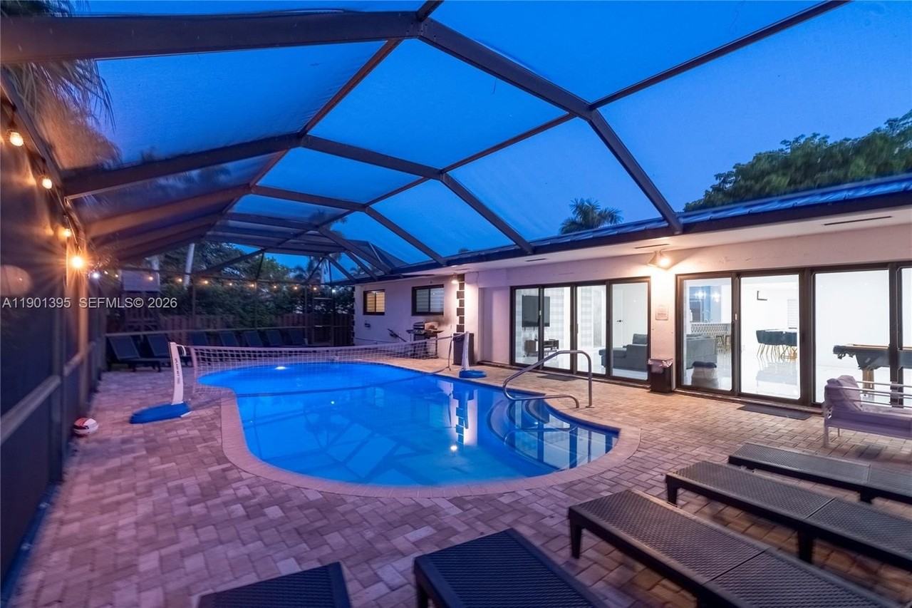 1141 N Northlake Dr - Photo 2 of 50