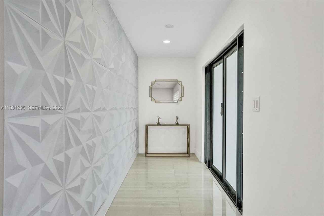 1141 N Northlake Dr - Photo 5 of 50