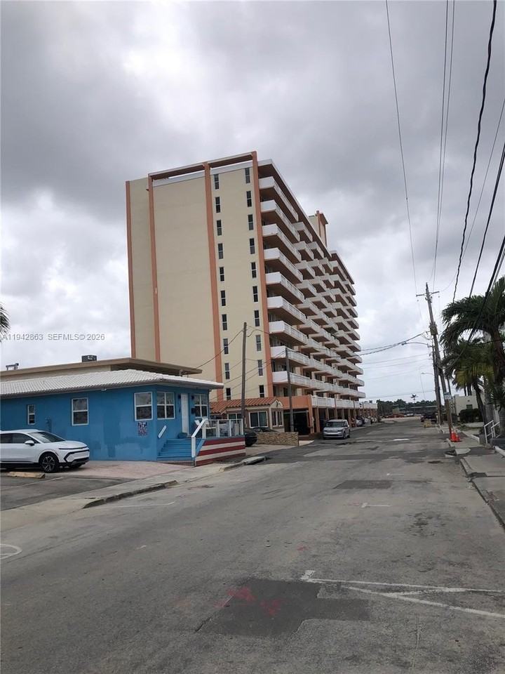 801 S Ocean Dr #1004 - Photo 2 of 37