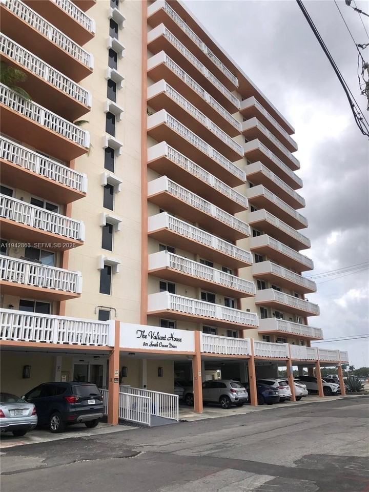 801 S Ocean Dr #1004 - Photo 4 of 37