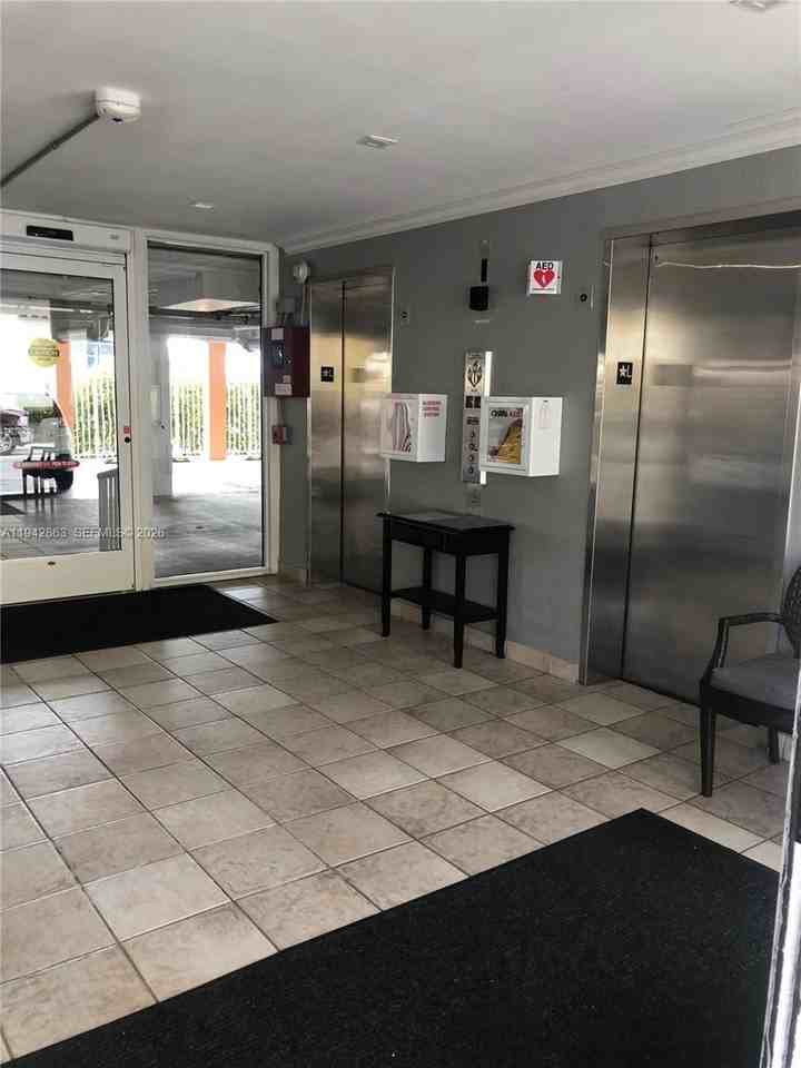 801 S Ocean Dr #1004 - Photo 7 of 37