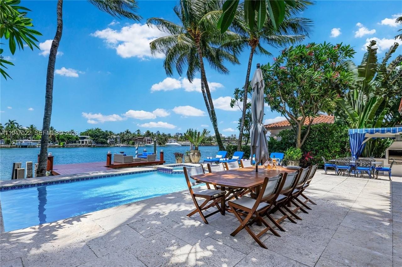 56 S Hibiscus Dr - Photo 3 of 42