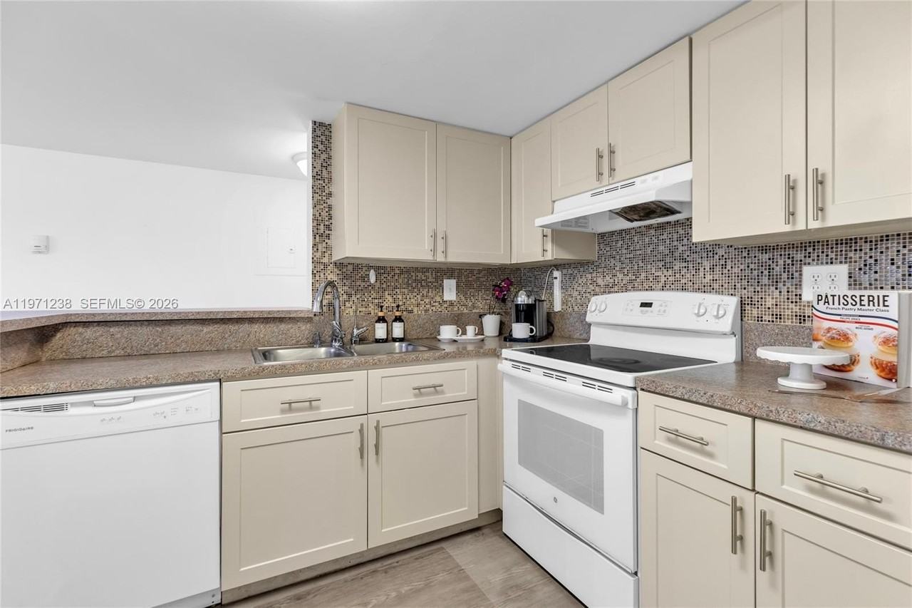 9785 Nob Hill Ct #9785 - Photo 2 of 26