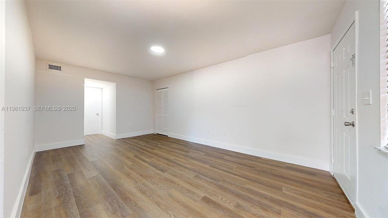 1670 W 42nd St #1670 - Photo 4 of 33