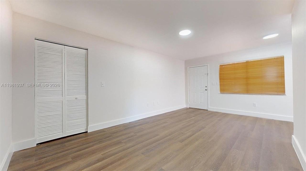 1670 W 42nd St #1670 - Photo 6 of 33