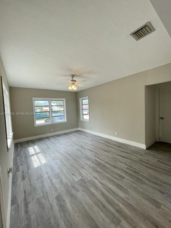 820 Se 12th St #1 - Photo 6 of 8