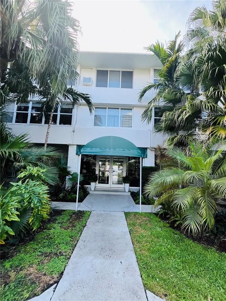 10190 Collins Ave #106 - Photo 4 of 21