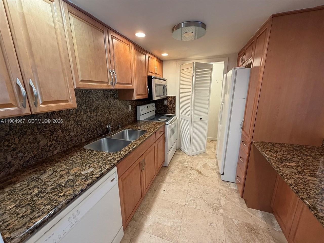 240 Lakeview Dr #308 - Photo 2 of 21