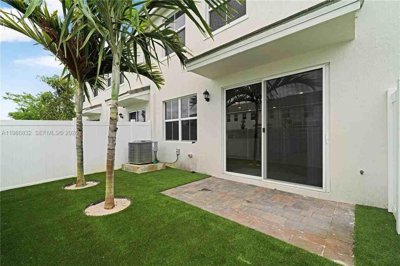 230 Sw 170th Ave #0 - Photo 4 of 50