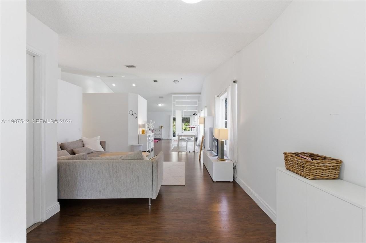 1453 Majesty Ter - Photo 2 of 26