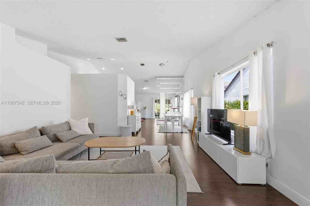 1453 Majesty Ter - Photo 3 of 26