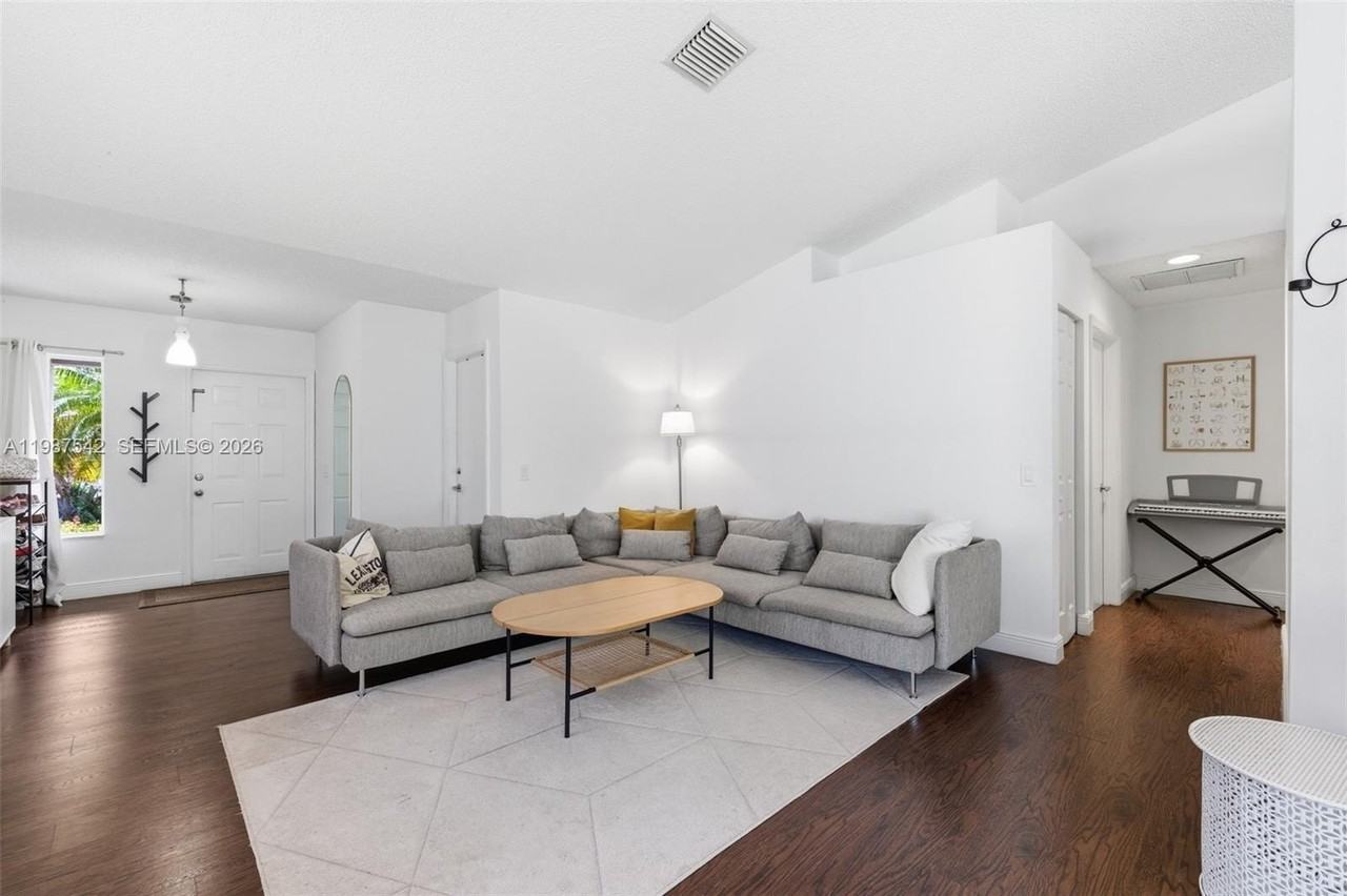 1453 Majesty Ter - Photo 4 of 26