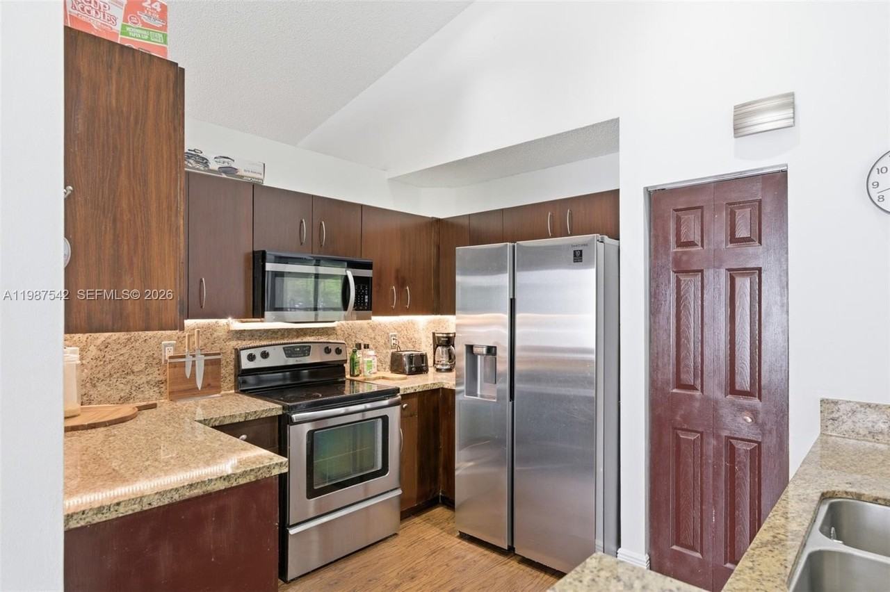 1453 Majesty Ter - Photo 5 of 26