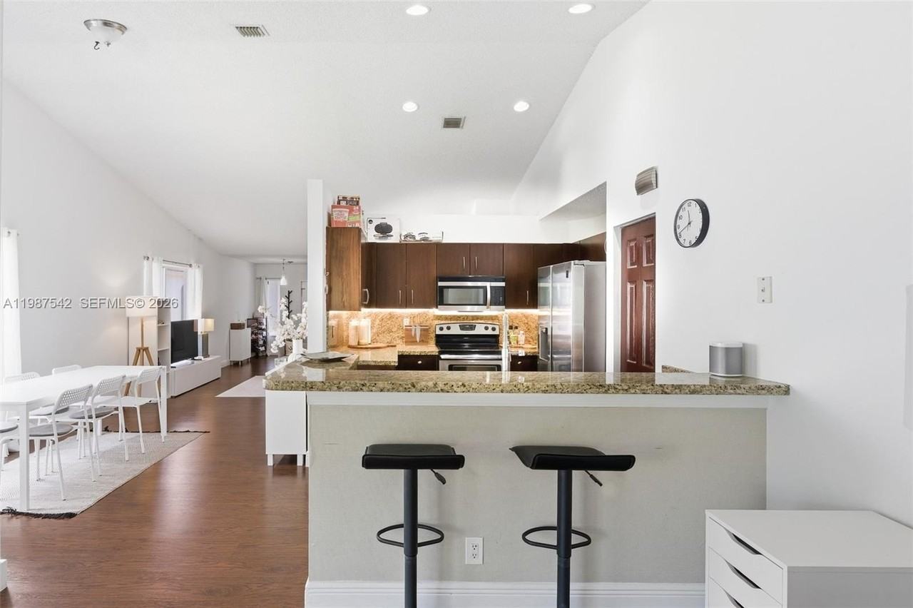 1453 Majesty Ter - Photo 6 of 26