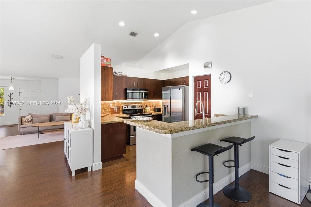 1453 Majesty Ter - Photo 7 of 26