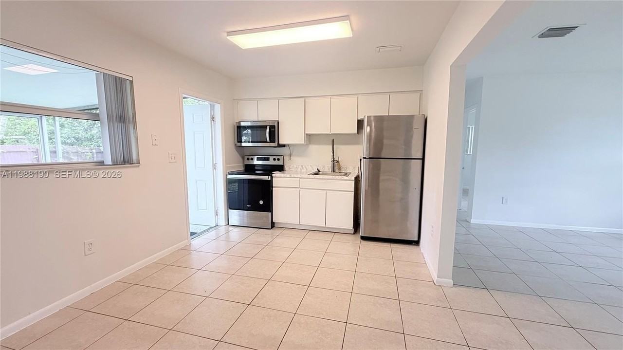 1411 Ne 155th Ter #1411 - Photo 6 of 27