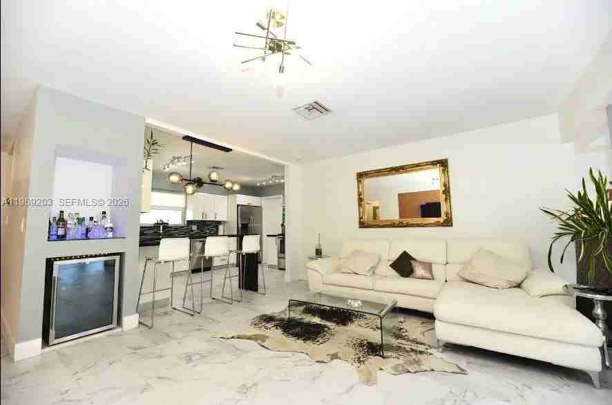 909 N 13th Ct - Photo 3 of 24